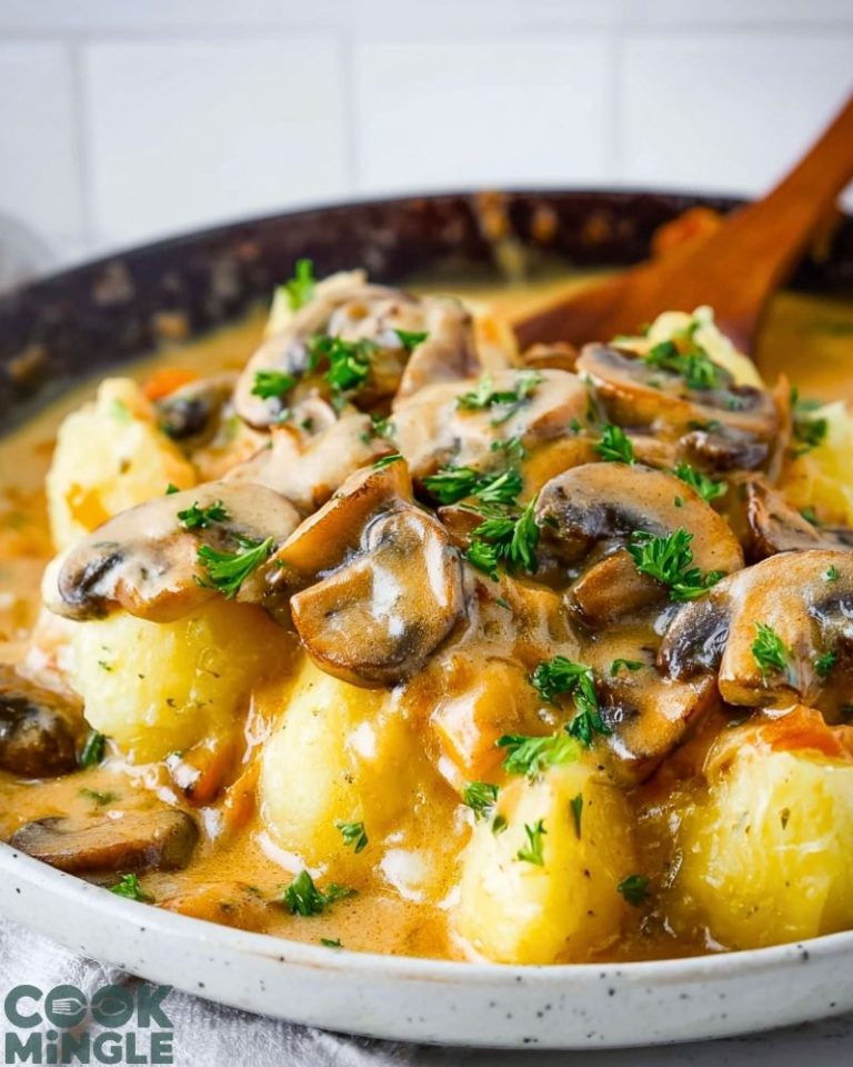 Potatoes with Mushroom Gravy
